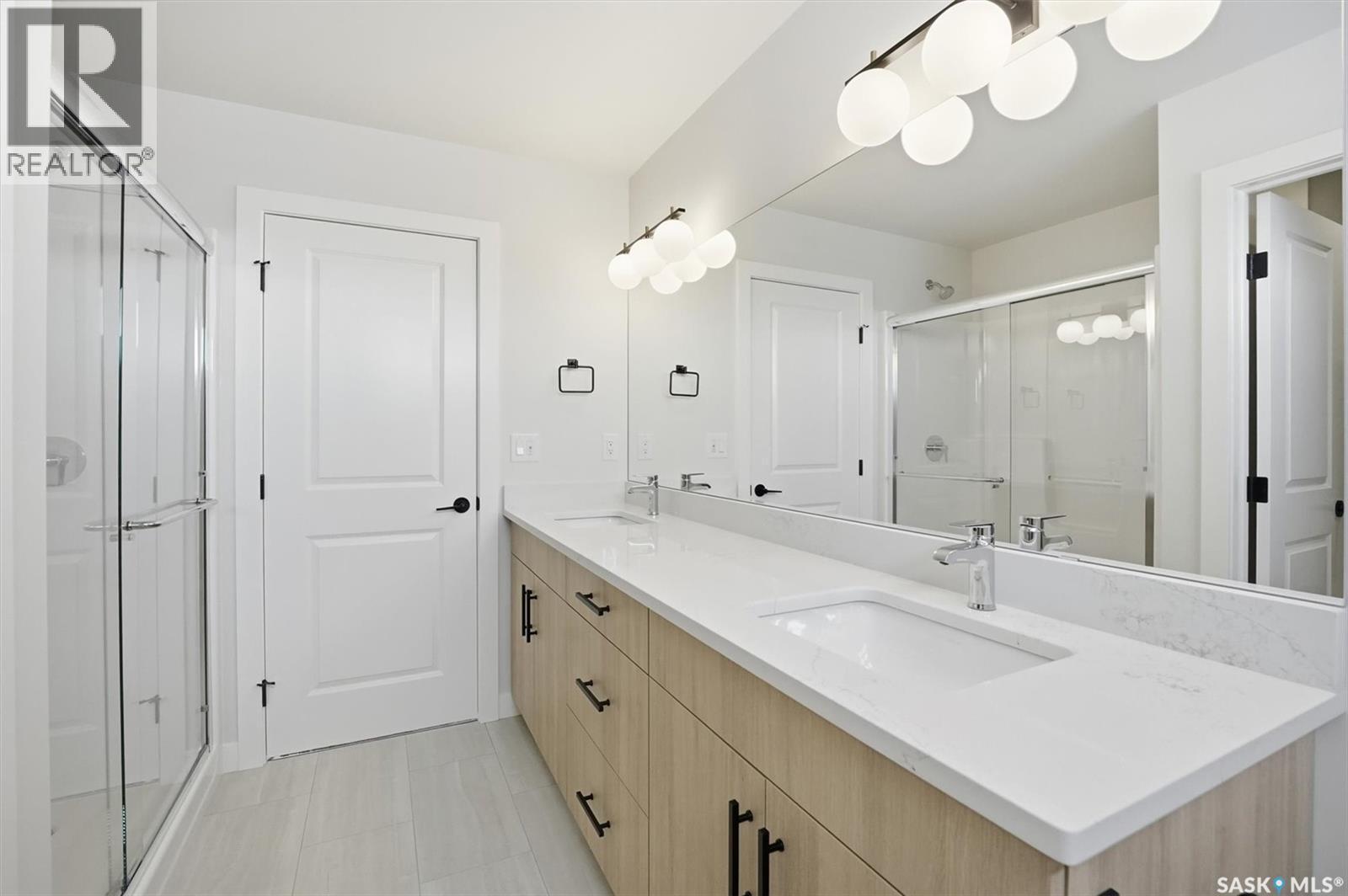 422 Cockcroft Place, Saskatoon, SK - Indoor Photo Showing Bathroom