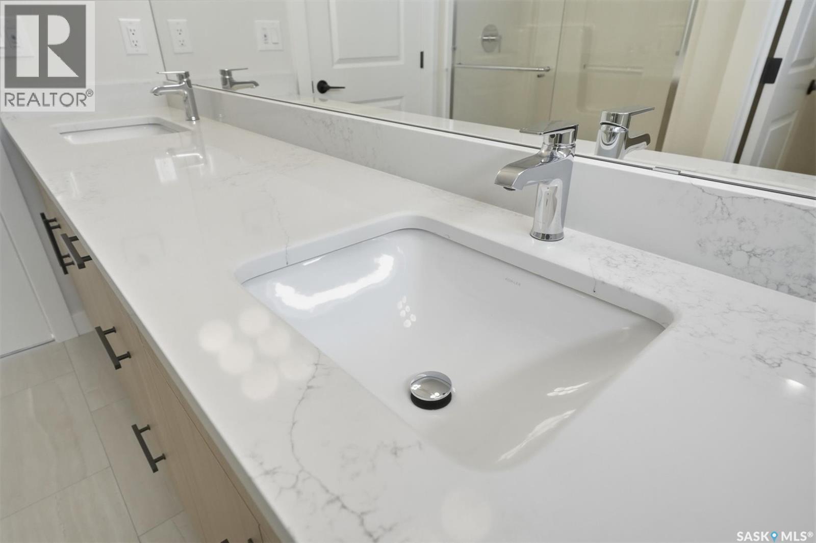 422 Cockcroft Place, Saskatoon, SK - Indoor Photo Showing Bathroom