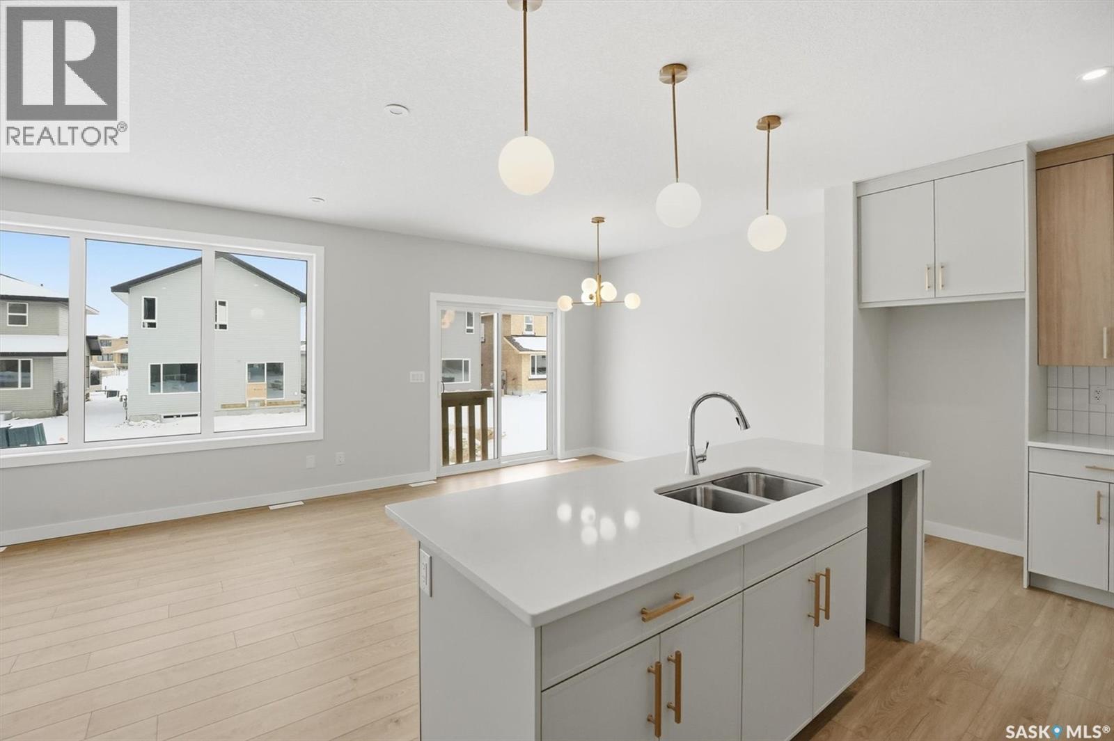 422 Cockcroft Place, Saskatoon, SK - Indoor Photo Showing Kitchen With Double Sink