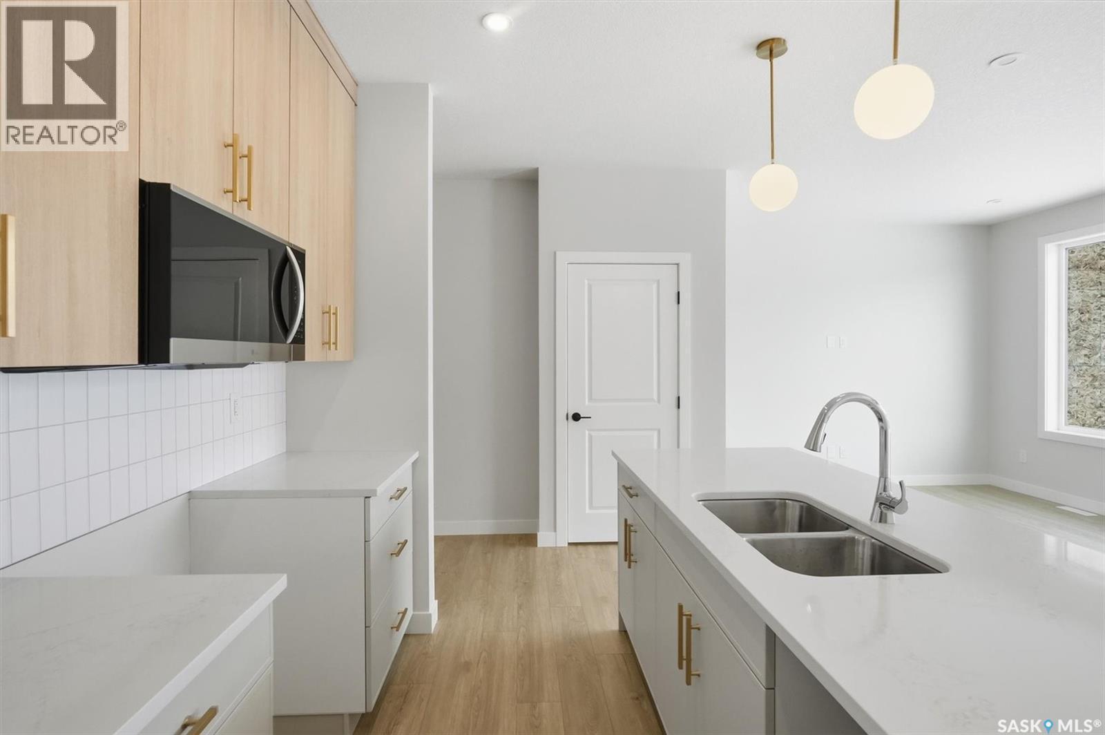 422 Cockcroft Place, Saskatoon, SK - Indoor Photo Showing Kitchen With Double Sink