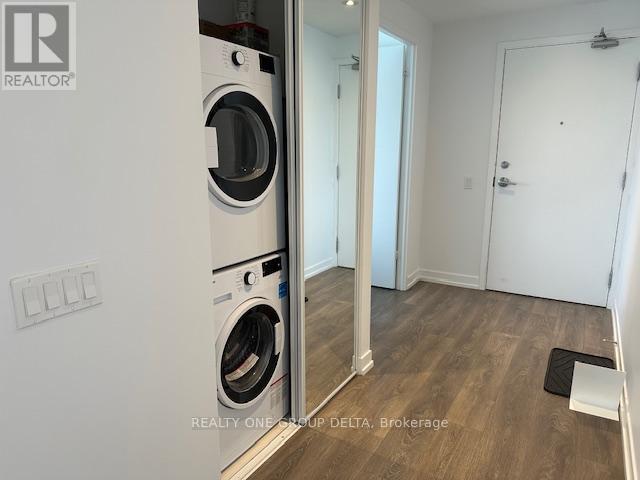 4002 - 898 Portage Master Bedrm Parkway W, Vaughan, ON - Indoor Photo Showing Laundry Room