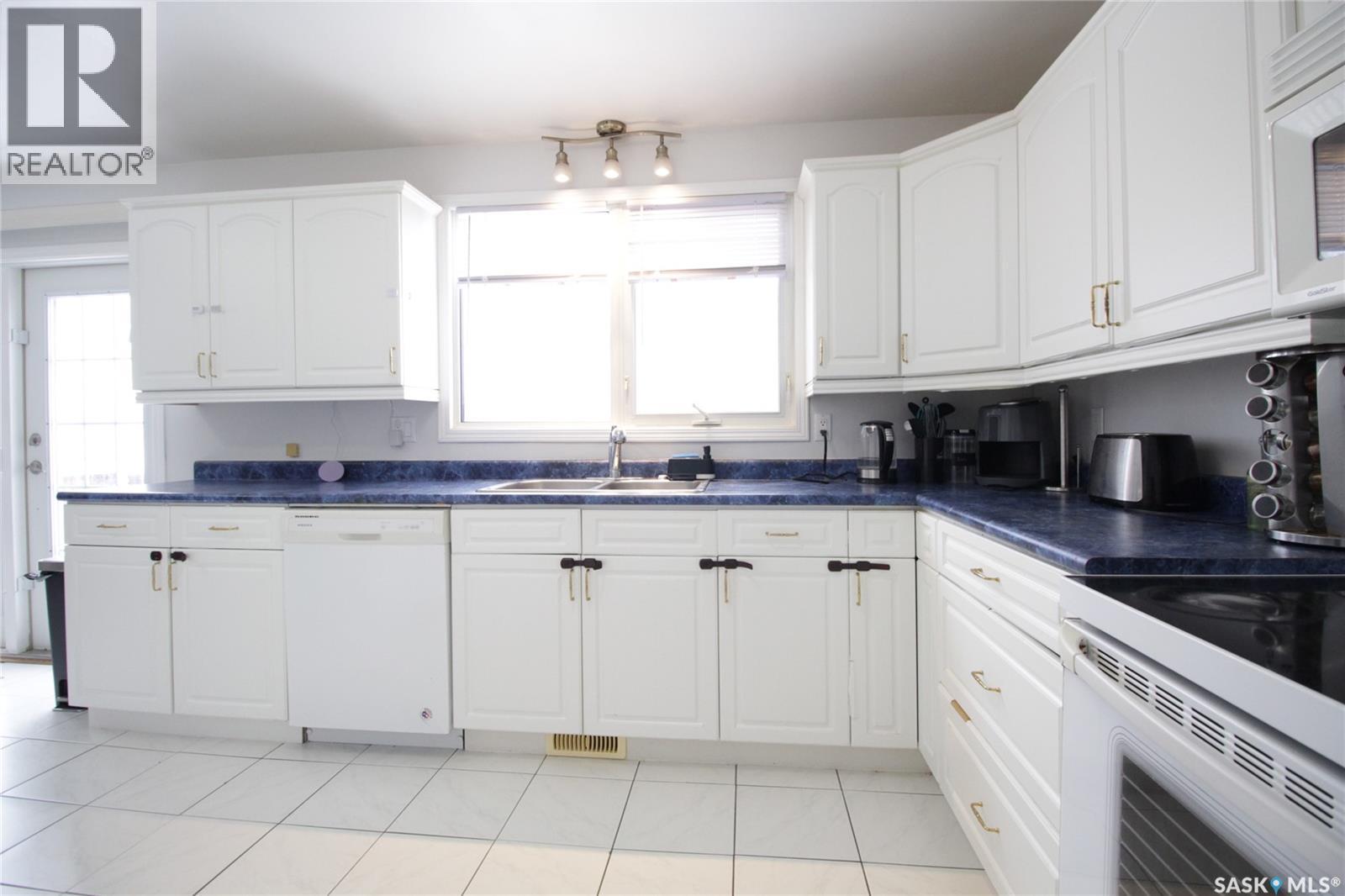 1106 Bobolink Bay, Rocanville, SK - Indoor Photo Showing Kitchen With Double Sink