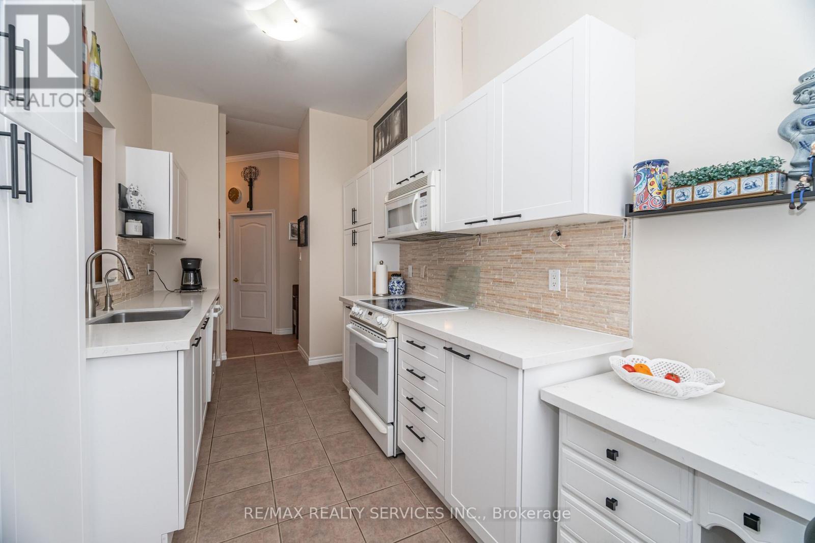 703 - 7 Dayspring Circle, Brampton, ON - Indoor Photo Showing Kitchen