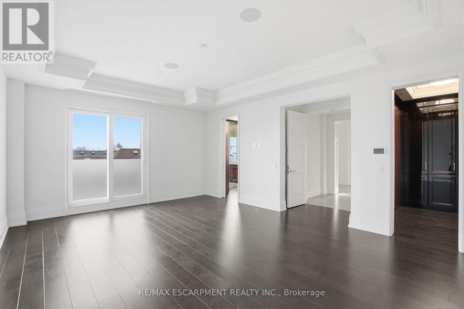 312 - 300 Randall Street, Oakville, ON - Indoor