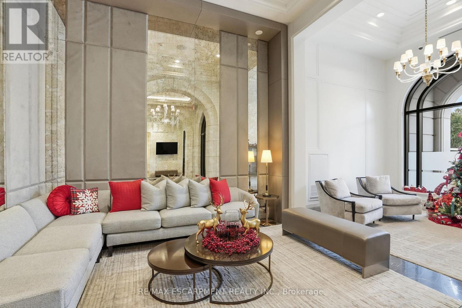 312 - 300 Randall Street, Oakville, ON - Indoor Photo Showing Living Room