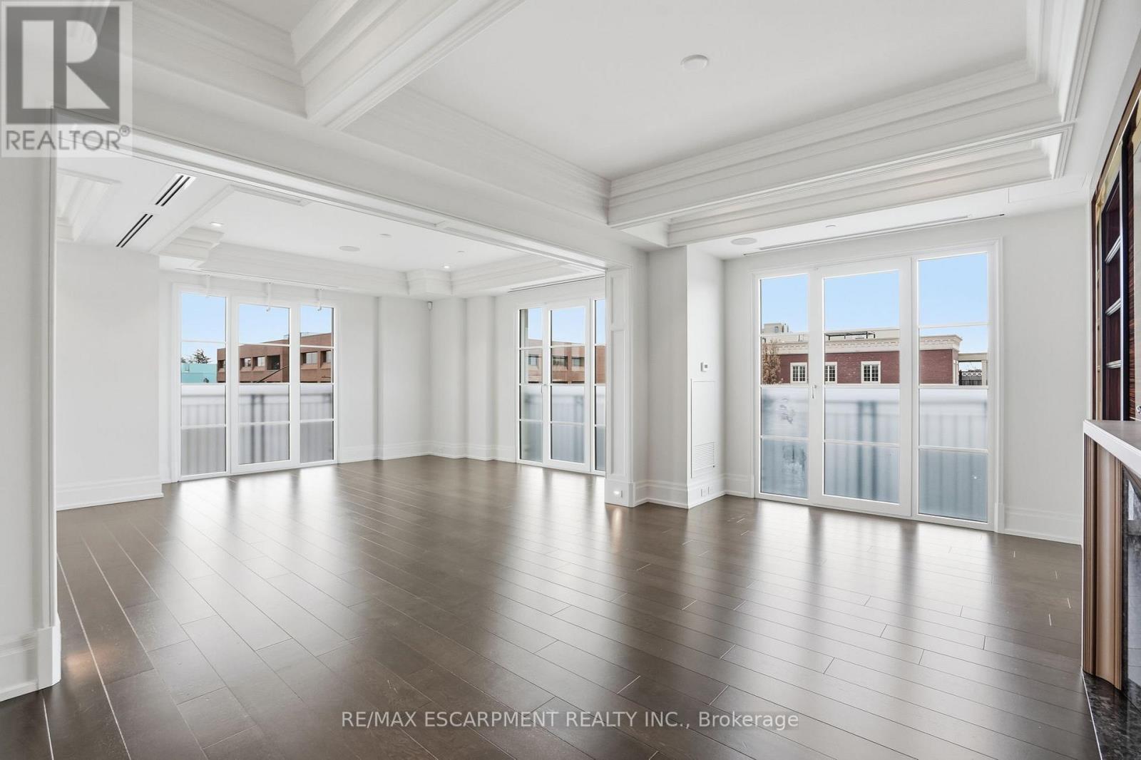 312 - 300 Randall Street, Oakville, ON - Indoor Photo Showing Living Room