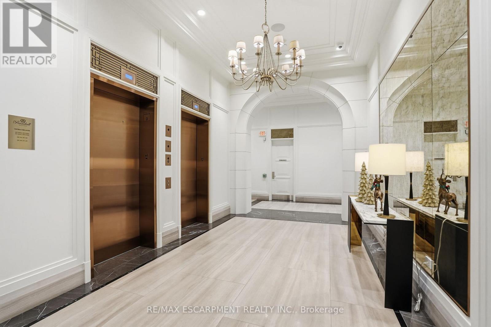 312 - 300 Randall Street, Oakville, ON - Indoor