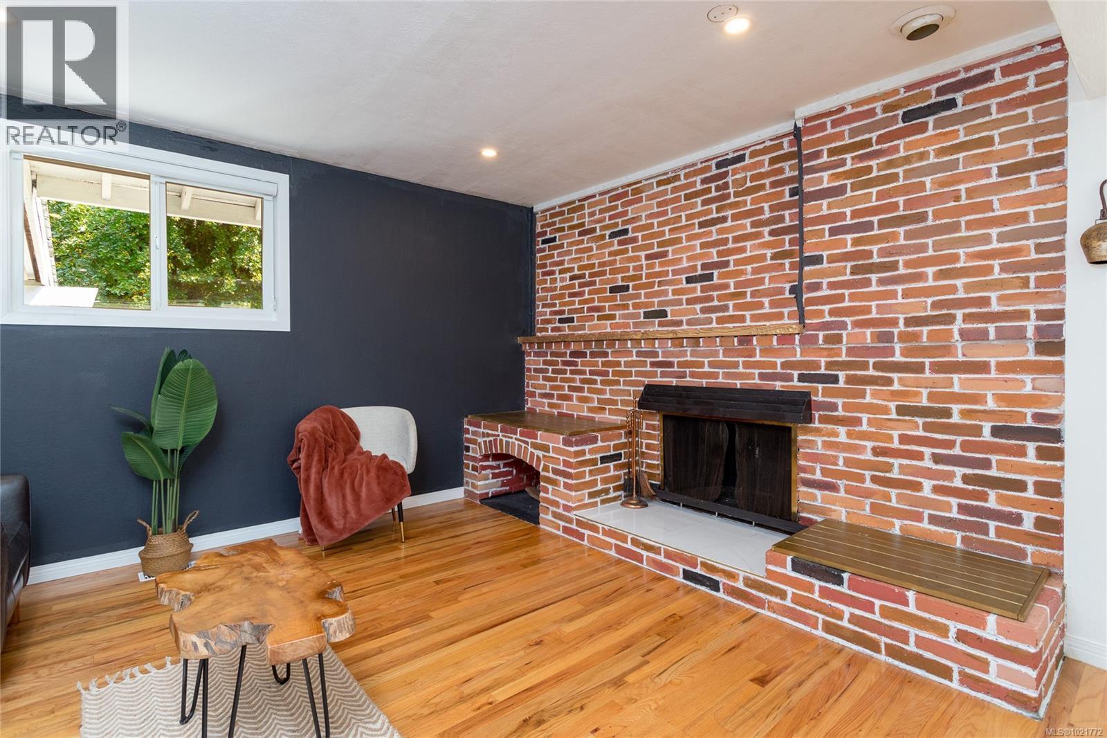 11255 Nitinat Rd, North Saanich, BC - Indoor With Fireplace