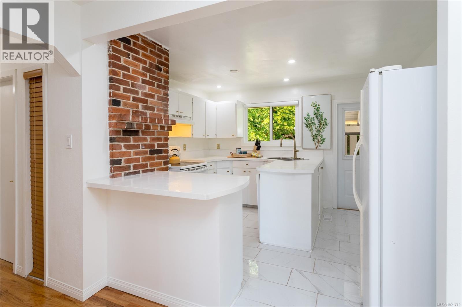 11255 Nitinat Rd, North Saanich, BC - Indoor Photo Showing Kitchen
