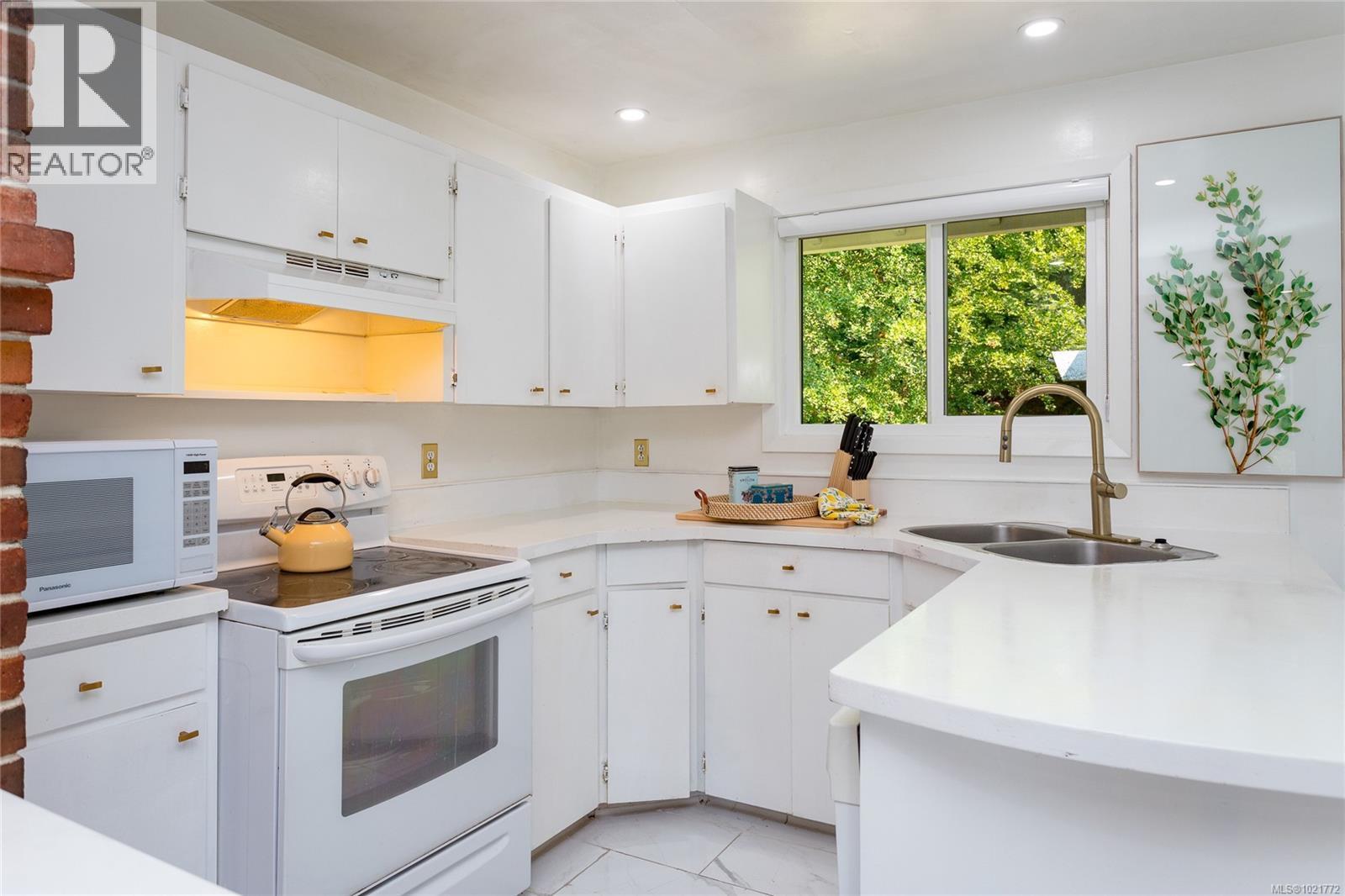 11255 Nitinat Rd, North Saanich, BC - Indoor Photo Showing Kitchen With Double Sink