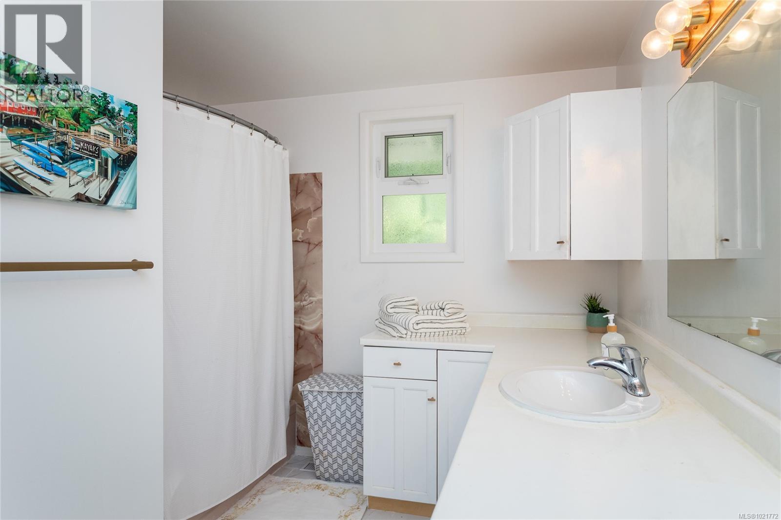 11255 Nitinat Rd, North Saanich, BC - Indoor Photo Showing Bathroom