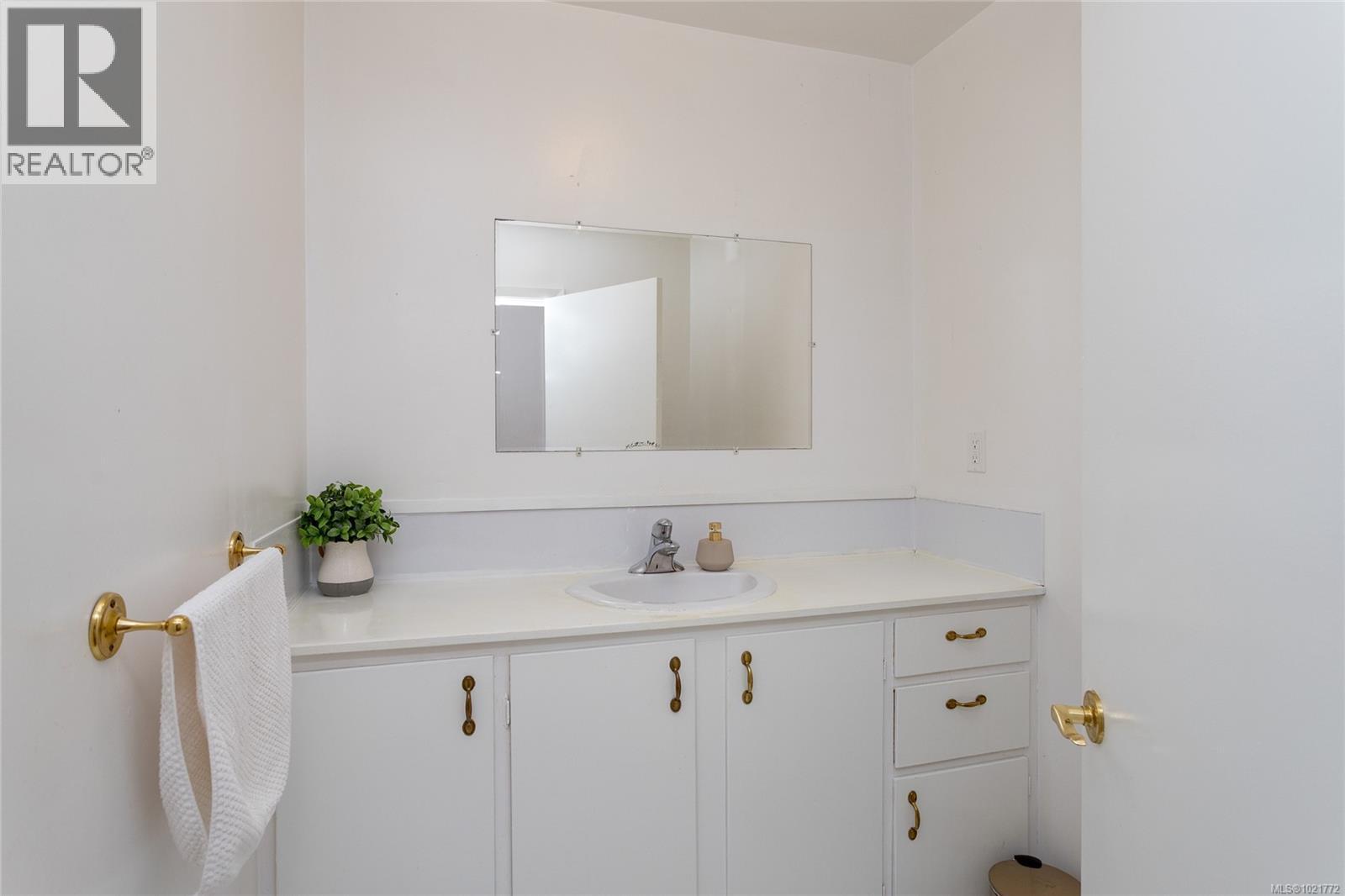 11255 Nitinat Rd, North Saanich, BC - Indoor Photo Showing Bathroom