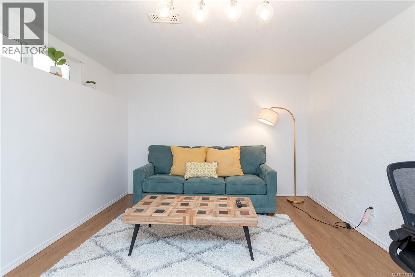 11255 Nitinat Rd, North Saanich, BC - Indoor Photo Showing Living Room