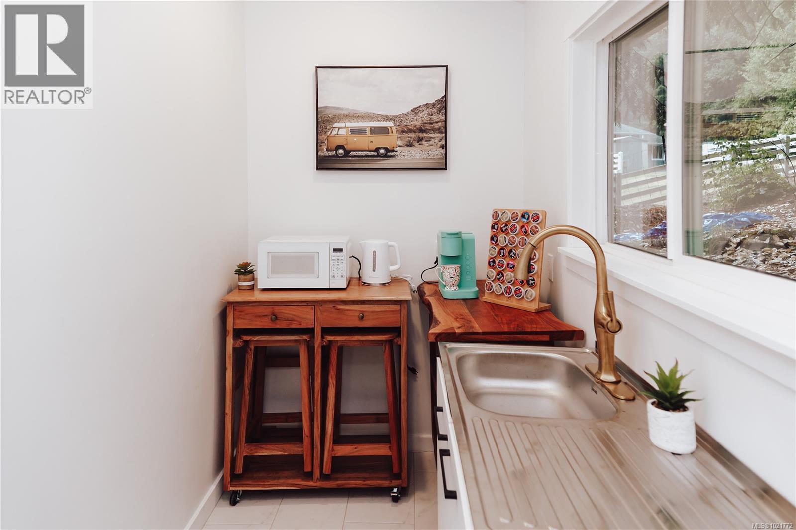 11255 Nitinat Rd, North Saanich, BC - Indoor