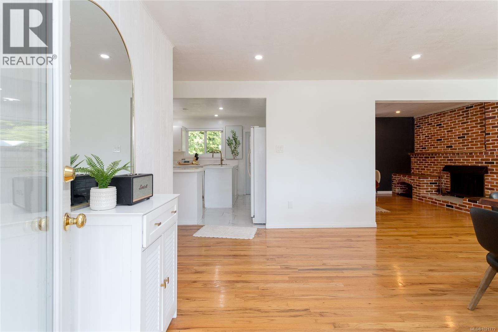 11255 Nitinat Rd, North Saanich, BC - Indoor With Fireplace