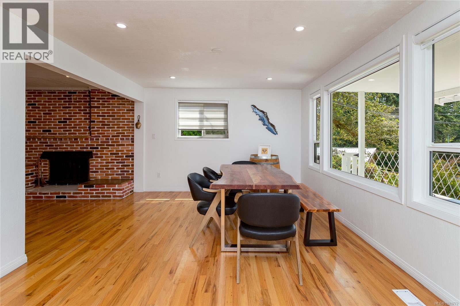 11255 Nitinat Rd, North Saanich, BC - Indoor With Fireplace