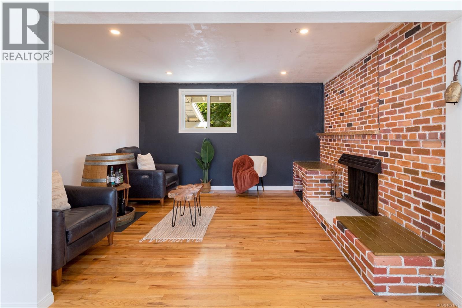 11255 Nitinat Rd, North Saanich, BC - Indoor With Fireplace