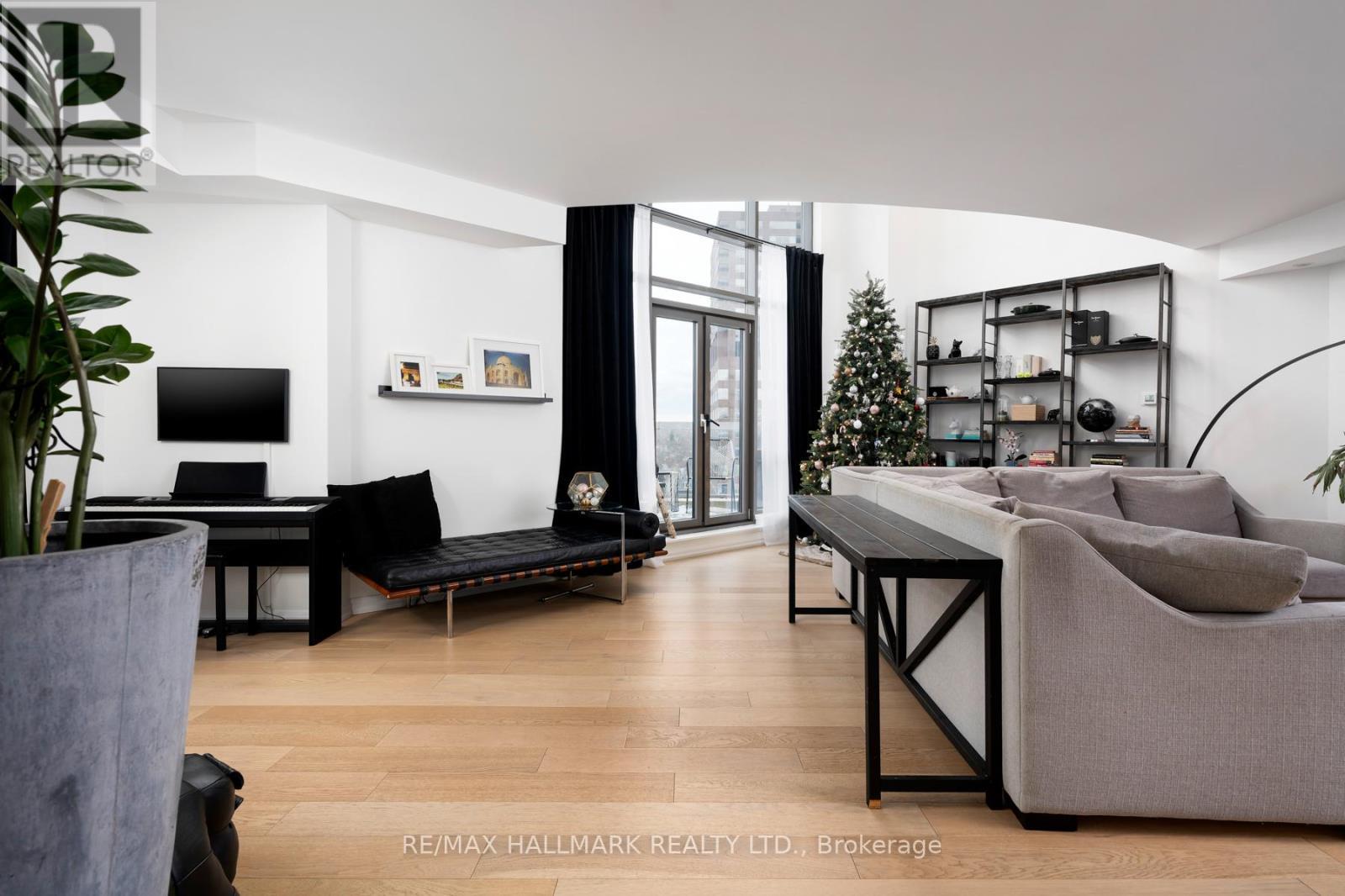903 - 3 Mcalpine Street, Toronto, ON - Indoor Photo Showing Living Room
