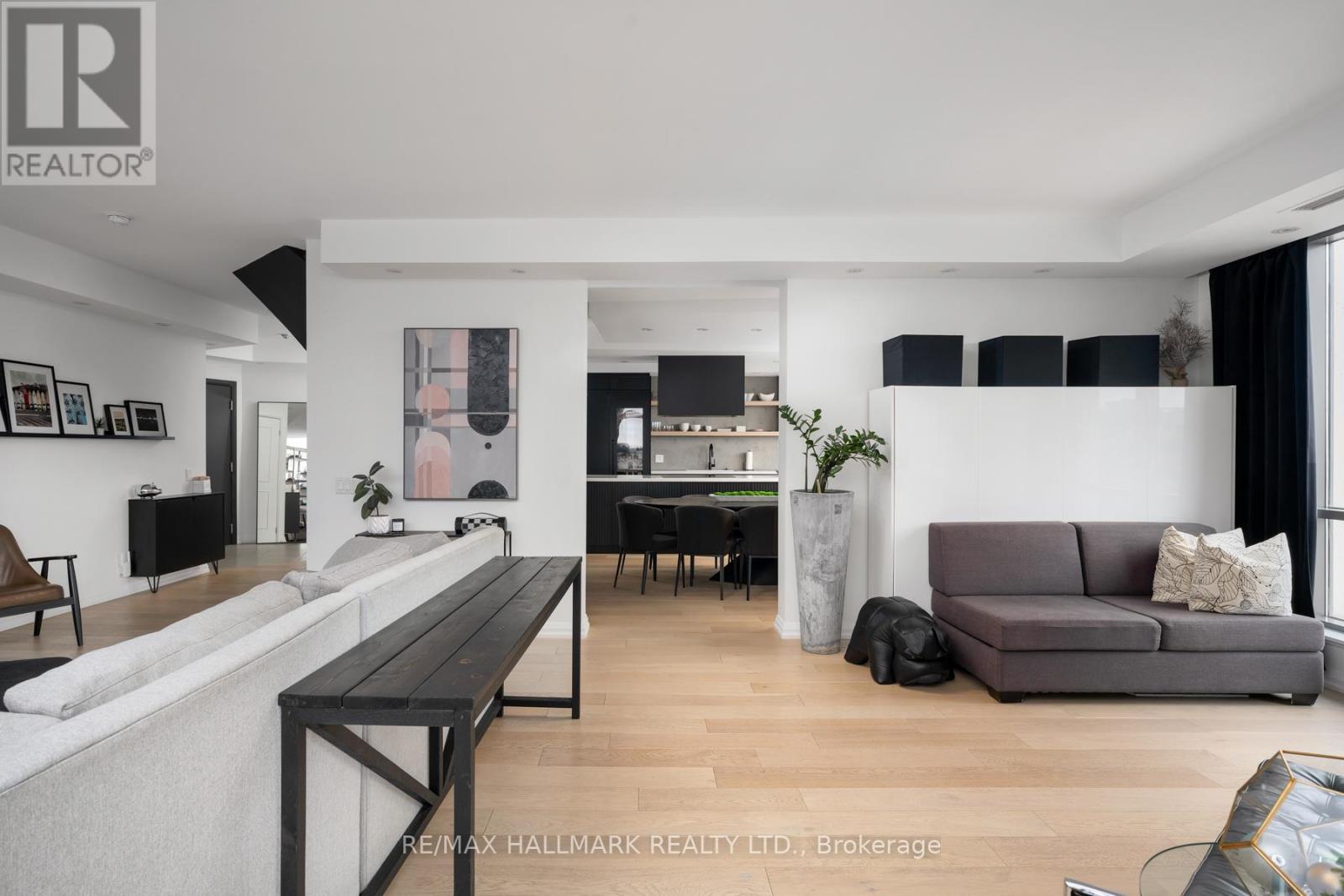 903 - 3 Mcalpine Street, Toronto, ON - Indoor Photo Showing Living Room
