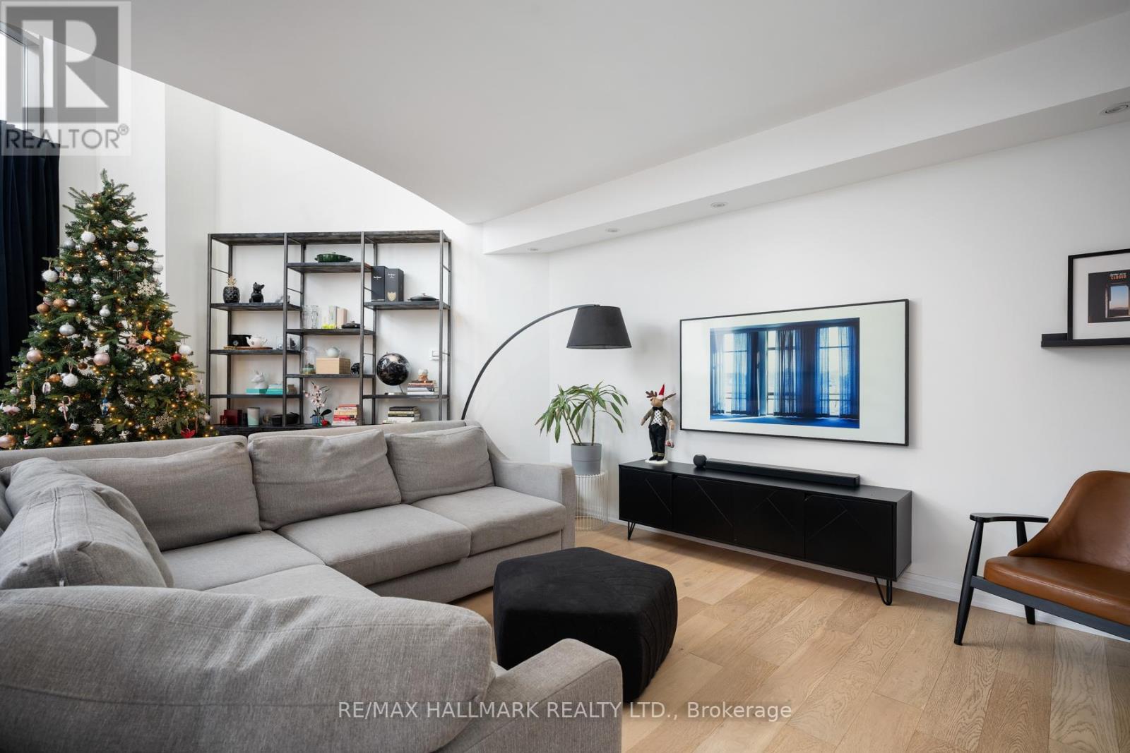 903 - 3 Mcalpine Street, Toronto, ON - Indoor Photo Showing Living Room