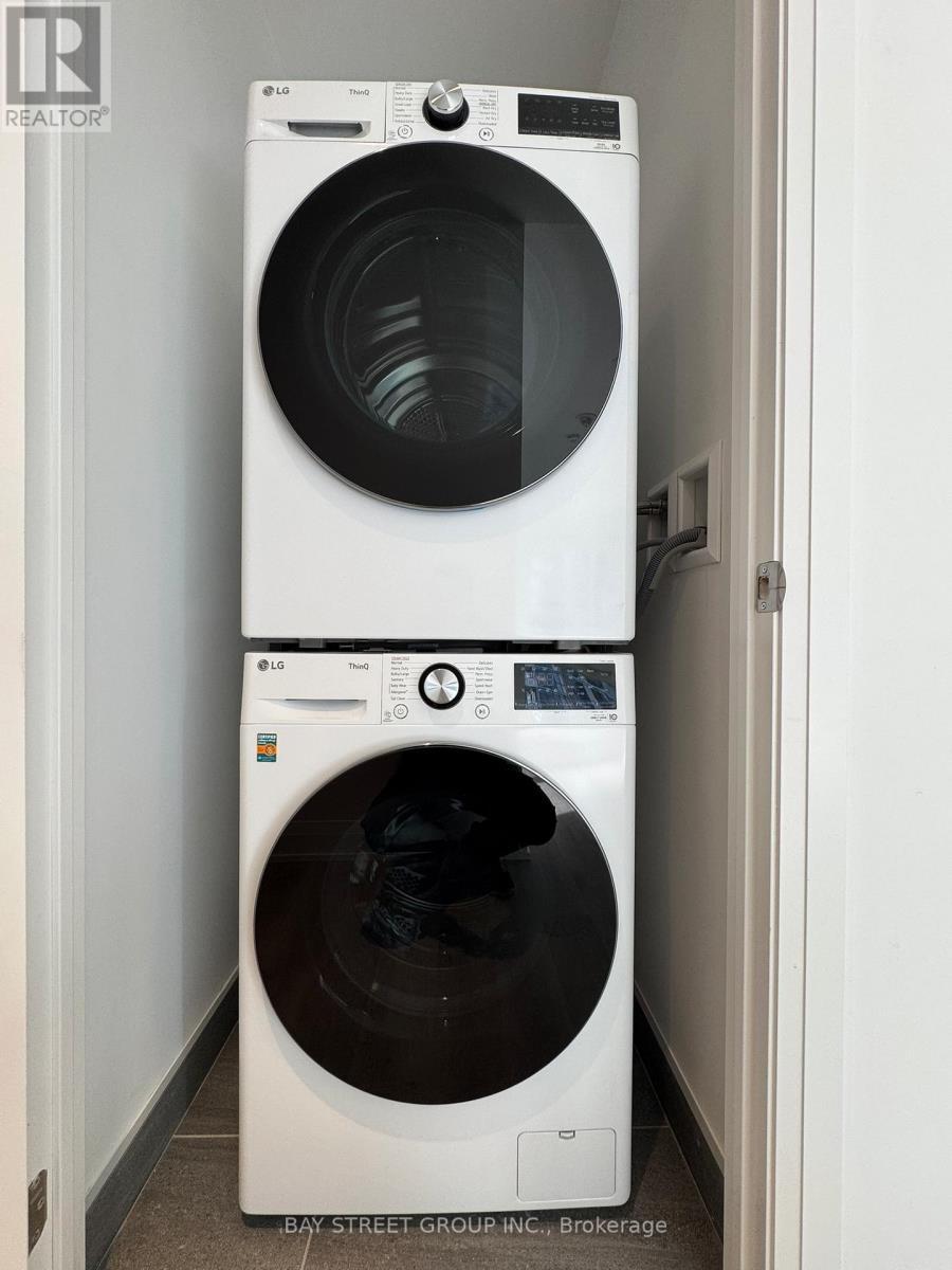 1109 - 65 Broadway Avenue, Toronto, ON - Indoor Photo Showing Laundry Room