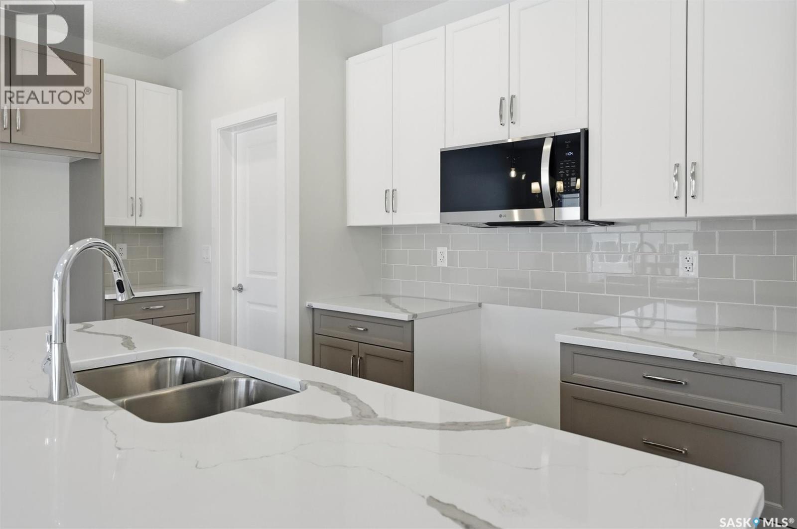 414 Cockcroft Place, Saskatoon, SK - Indoor Photo Showing Kitchen With Double Sink With Upgraded Kitchen