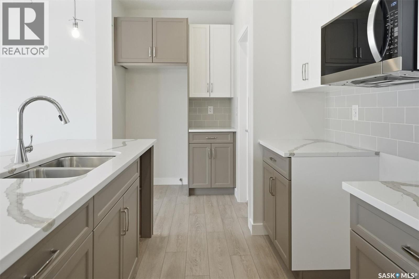 414 Cockcroft Place, Saskatoon, SK - Indoor Photo Showing Kitchen With Double Sink