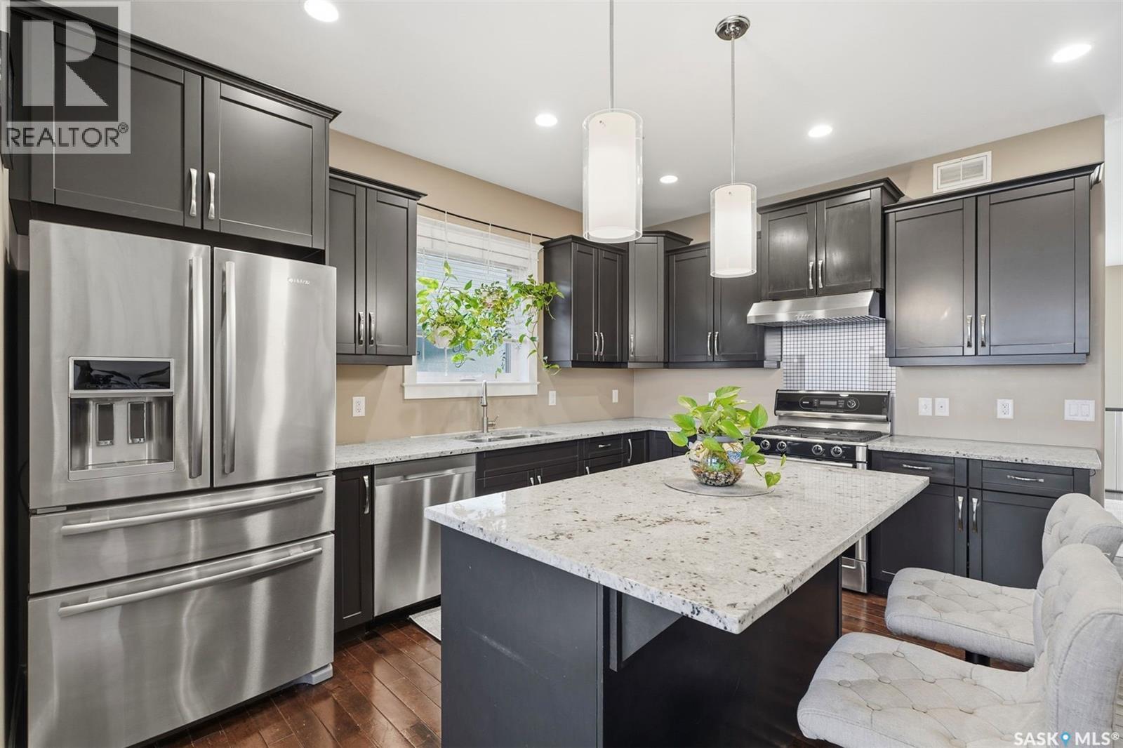 914 Evergreen Boulevard, Saskatoon, SK - Indoor Photo Showing Kitchen With Stainless Steel Kitchen With Upgraded Kitchen