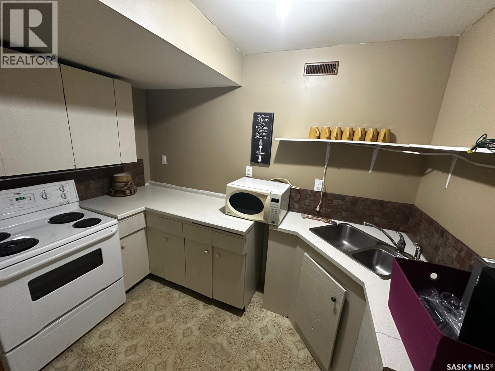 928 Quandt Crescent, La Ronge, SK - Indoor Photo Showing Kitchen