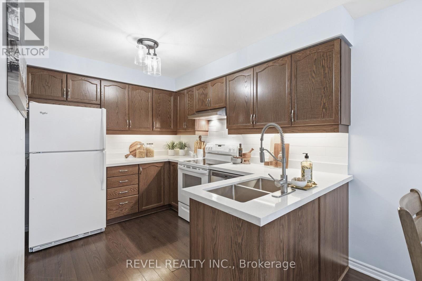 18 Wilkins Crescent, Clarington (Courtice), ON - Indoor Photo Showing Kitchen With Double Sink
