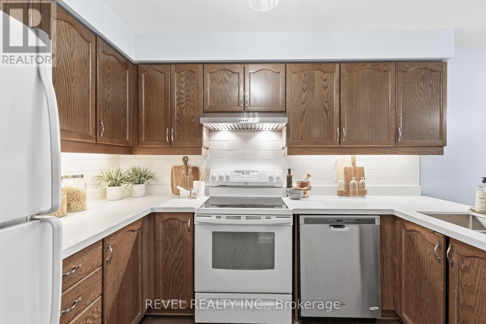 18 Wilkins Crescent, Clarington (Courtice), ON - Indoor Photo Showing Kitchen
