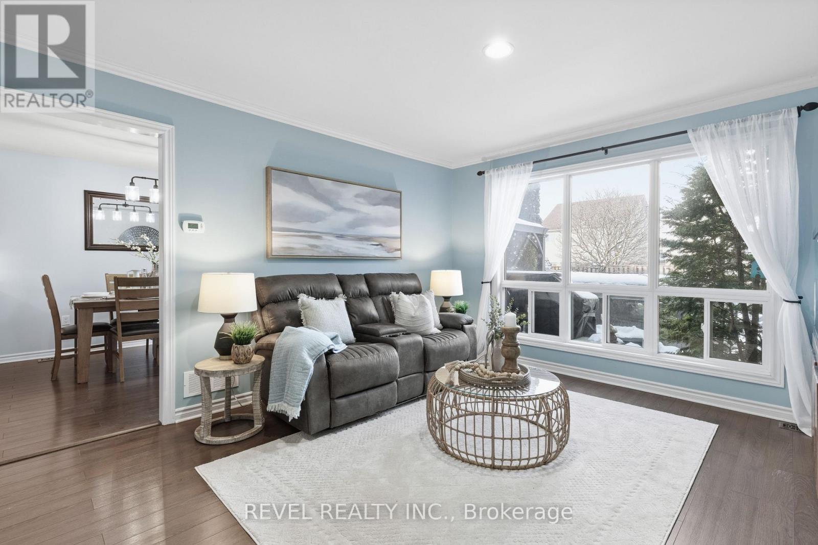 18 Wilkins Crescent, Clarington (Courtice), ON - Indoor Photo Showing Living Room