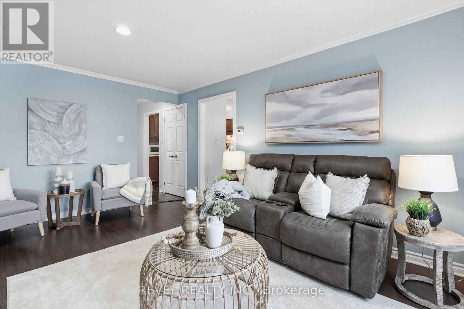 18 Wilkins Crescent, Clarington (Courtice), ON - Indoor Photo Showing Living Room