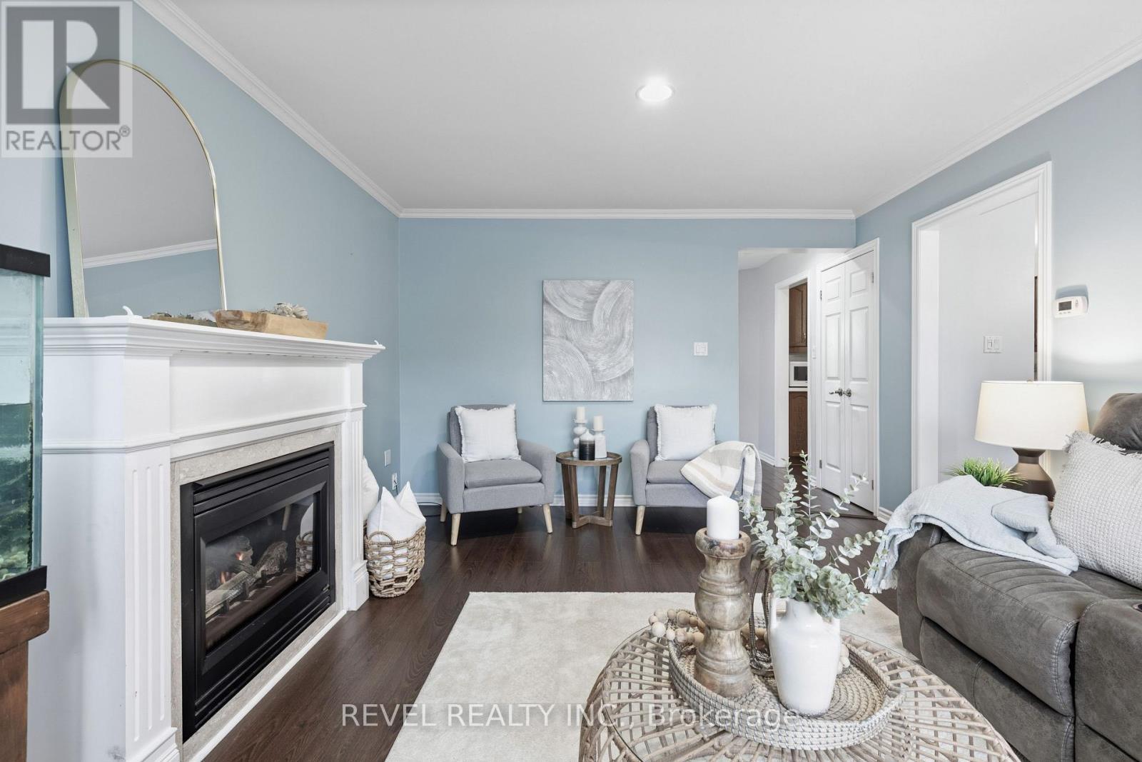 18 Wilkins Crescent, Clarington (Courtice), ON - Indoor Photo Showing Living Room With Fireplace