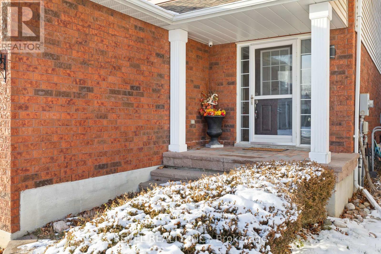 18 Wilkins Crescent, Clarington (Courtice), ON - Outdoor