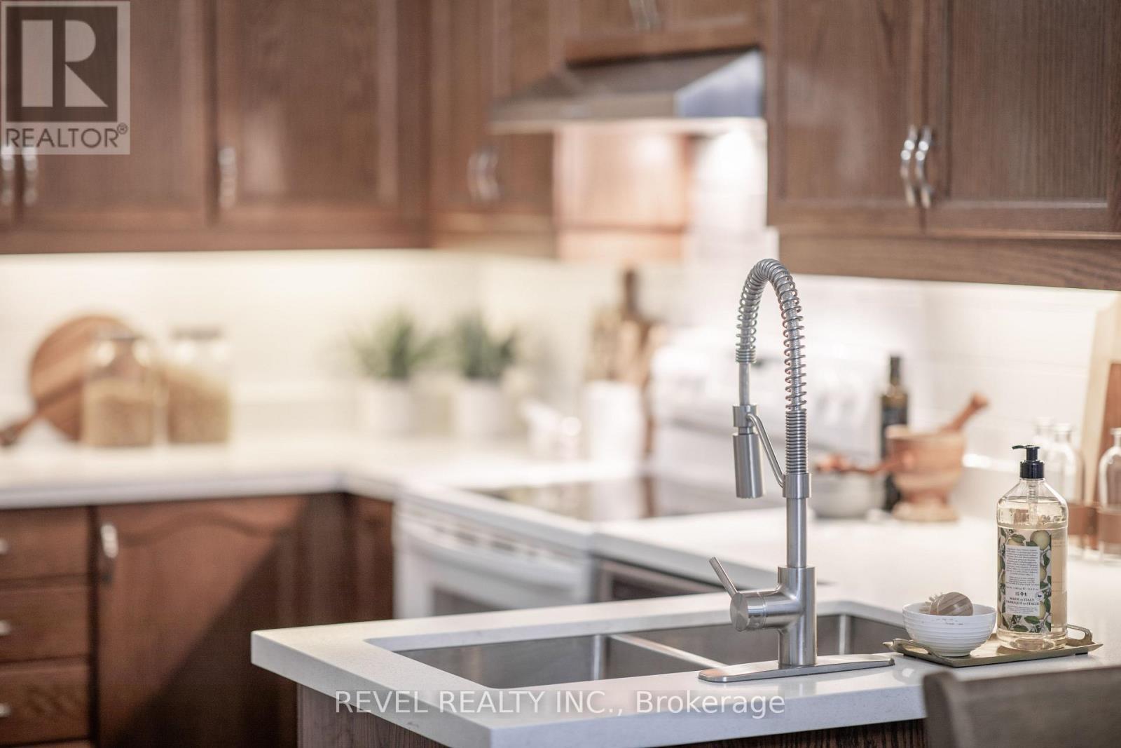 18 Wilkins Crescent, Clarington (Courtice), ON - Indoor Photo Showing Kitchen