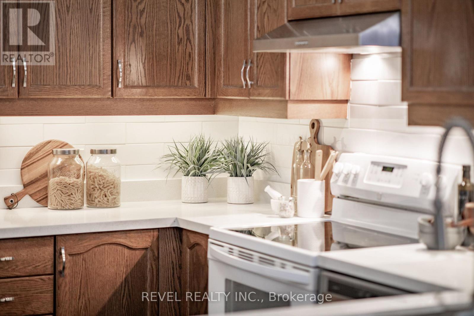 18 Wilkins Crescent, Clarington (Courtice), ON - Indoor Photo Showing Kitchen