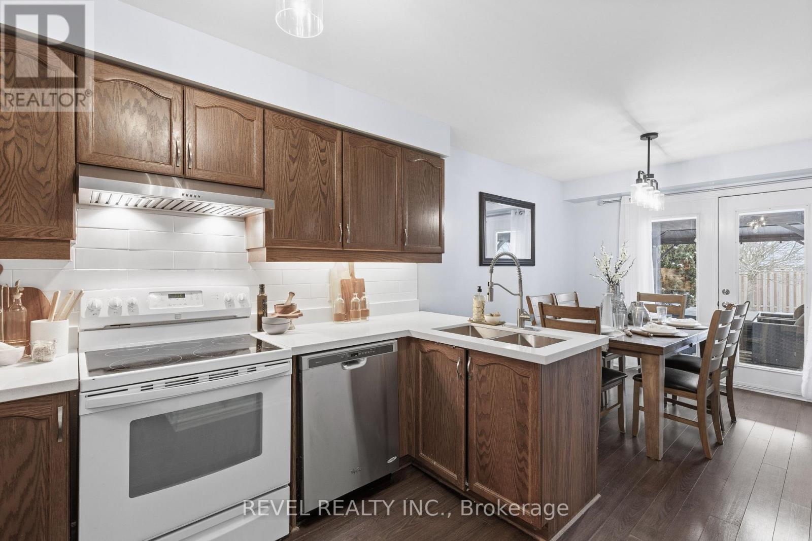 18 Wilkins Crescent, Clarington (Courtice), ON - Indoor Photo Showing Kitchen With Double Sink