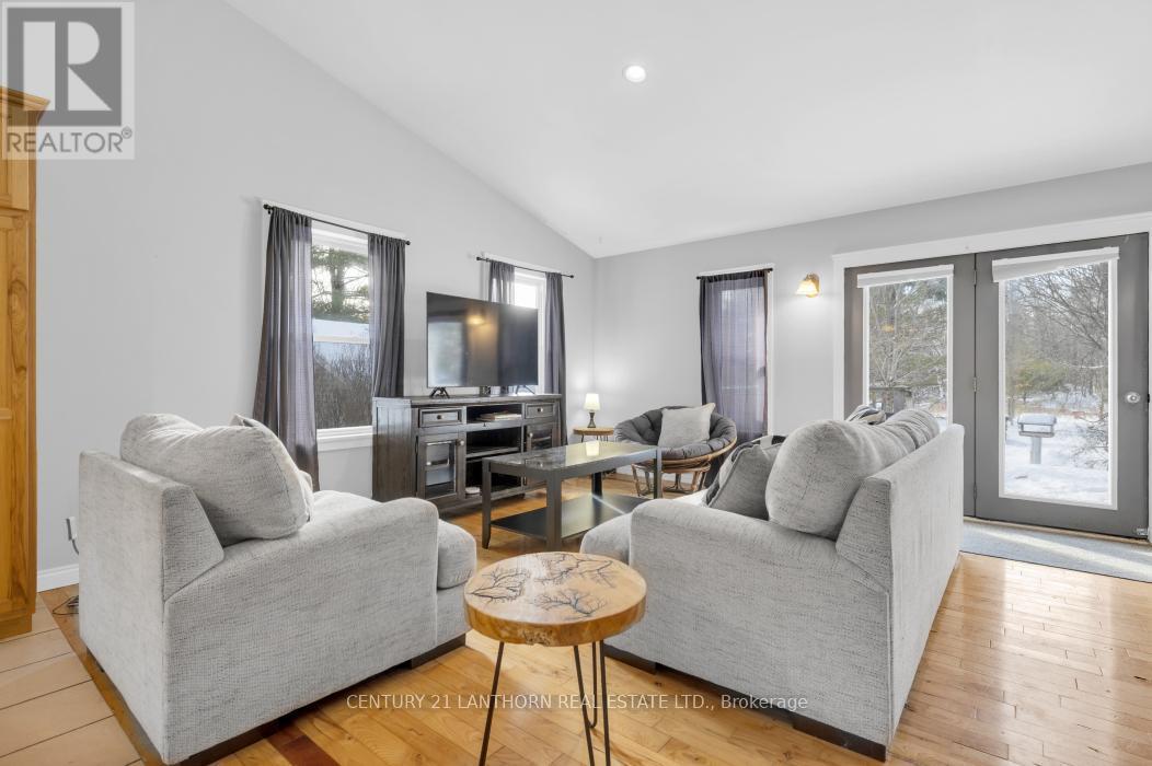 337 Jarvis Road, Madoc, ON - Indoor Photo Showing Living Room