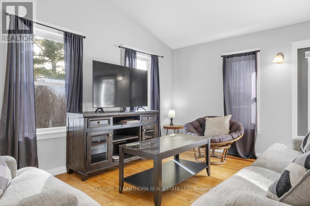 337 Jarvis Road, Madoc, ON - Indoor Photo Showing Living Room