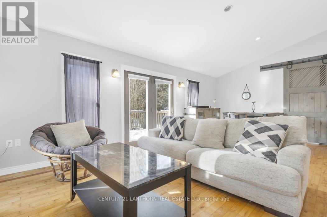 337 Jarvis Road, Madoc, ON - Indoor Photo Showing Living Room