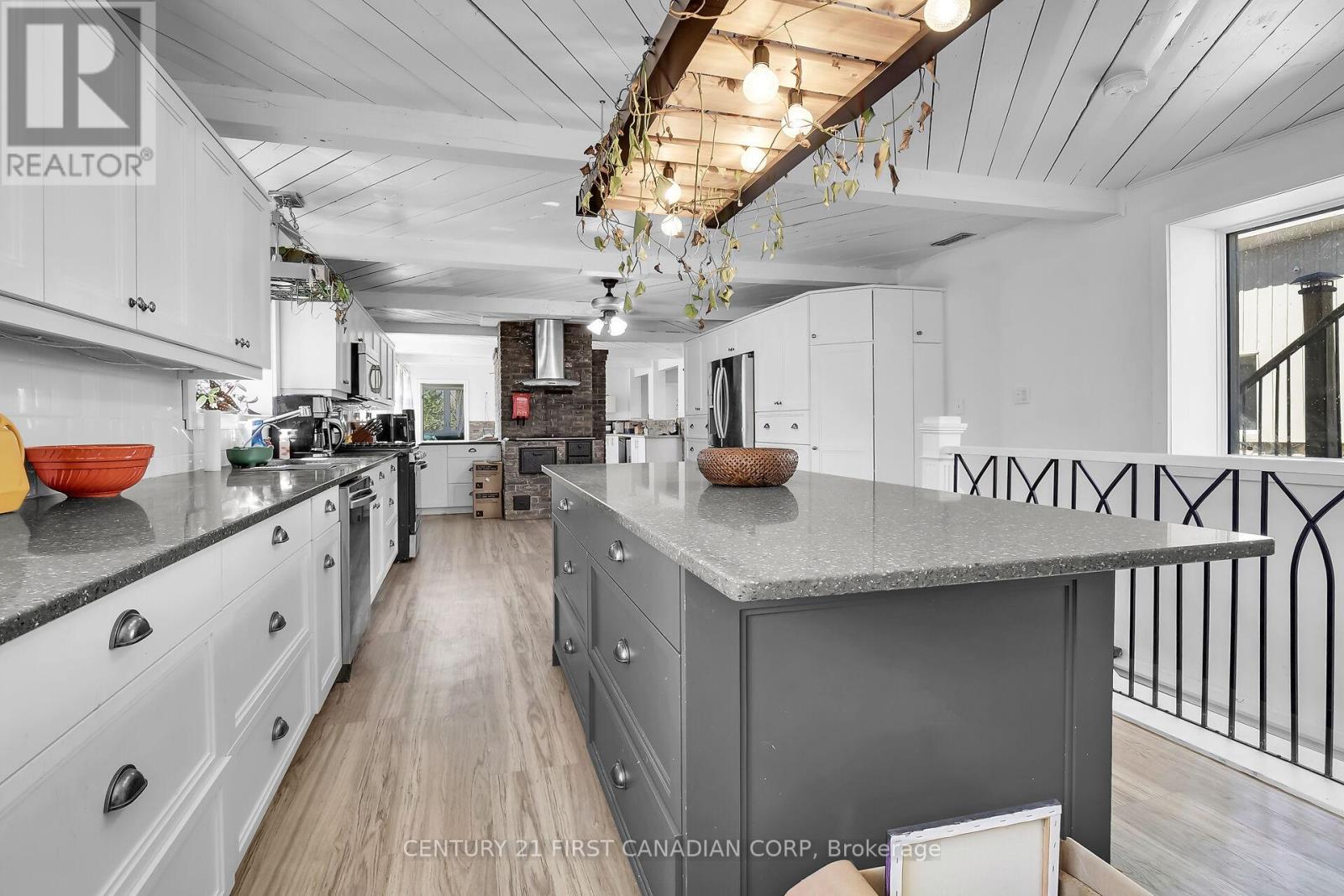 23992 Denfield Road, Middlesex Centre (Denfield), ON - Indoor Photo Showing Kitchen With Upgraded Kitchen