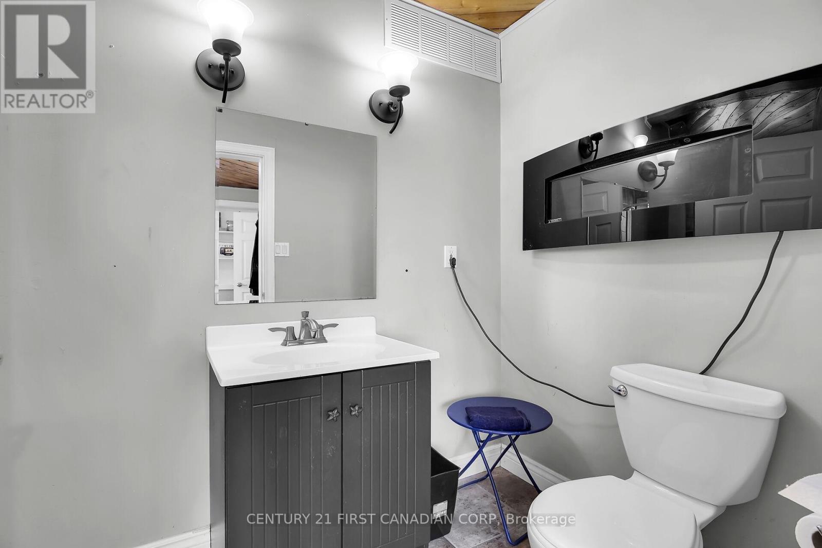 23992 Denfield Road, Middlesex Centre (Denfield), ON - Indoor Photo Showing Bathroom