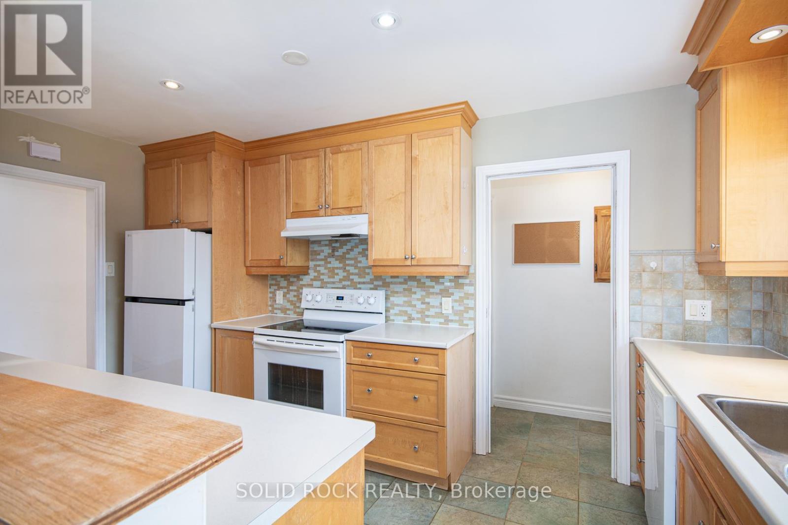 2366 Cheshire Road, Ottawa, ON - Indoor Photo Showing Kitchen