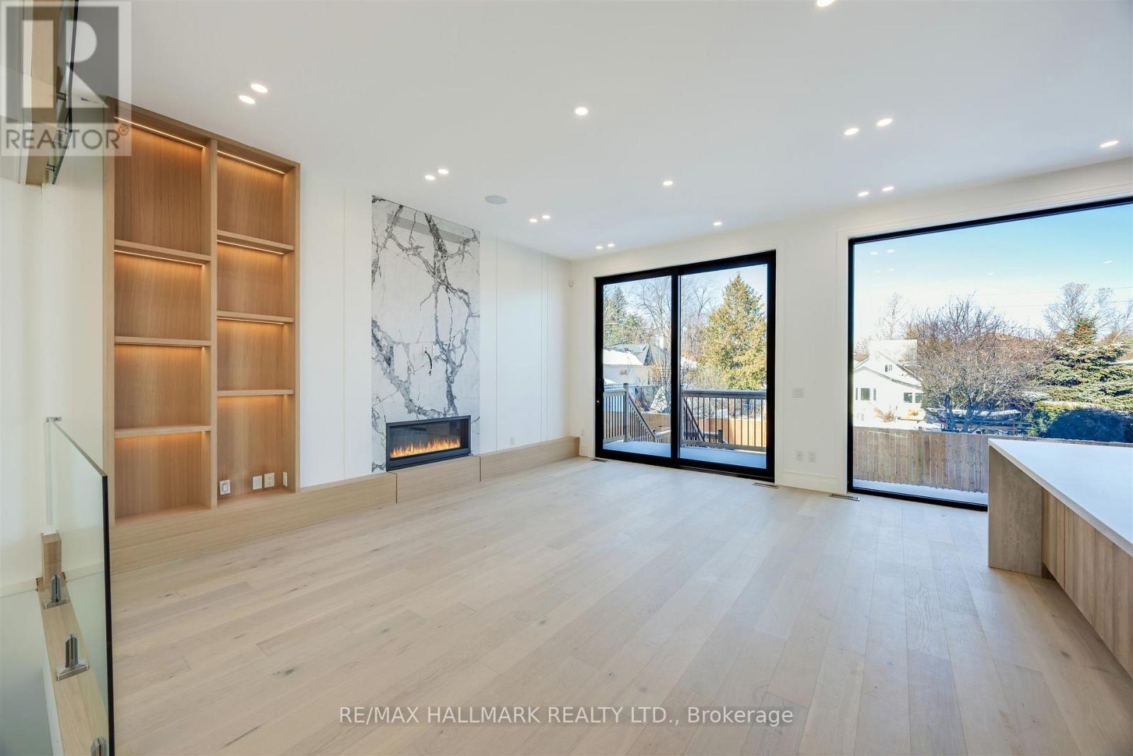 230 Townsgate Drive, Vaughan, ON - Indoor With Fireplace