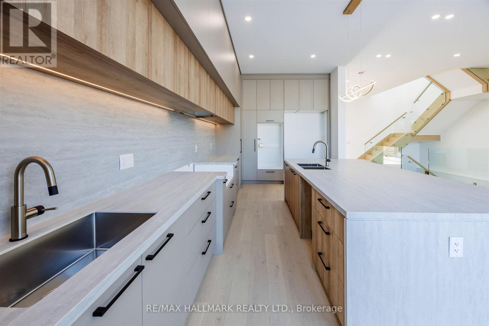 230 Townsgate Drive, Vaughan, ON - Indoor Photo Showing Kitchen With Double Sink With Upgraded Kitchen