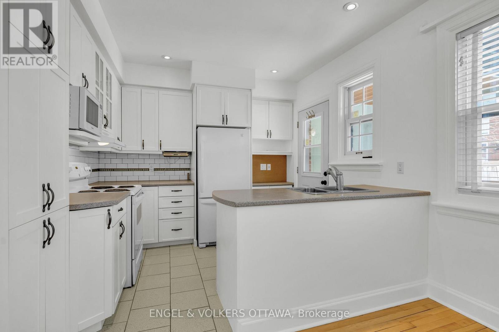 477 Golden Avenue, Ottawa, ON - Indoor Photo Showing Kitchen With Double Sink