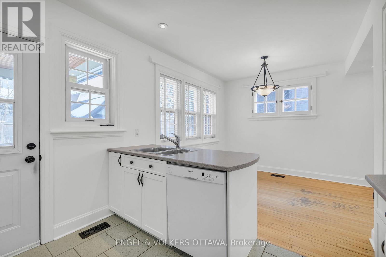 477 Golden Avenue, Ottawa, ON - Indoor Photo Showing Other Room