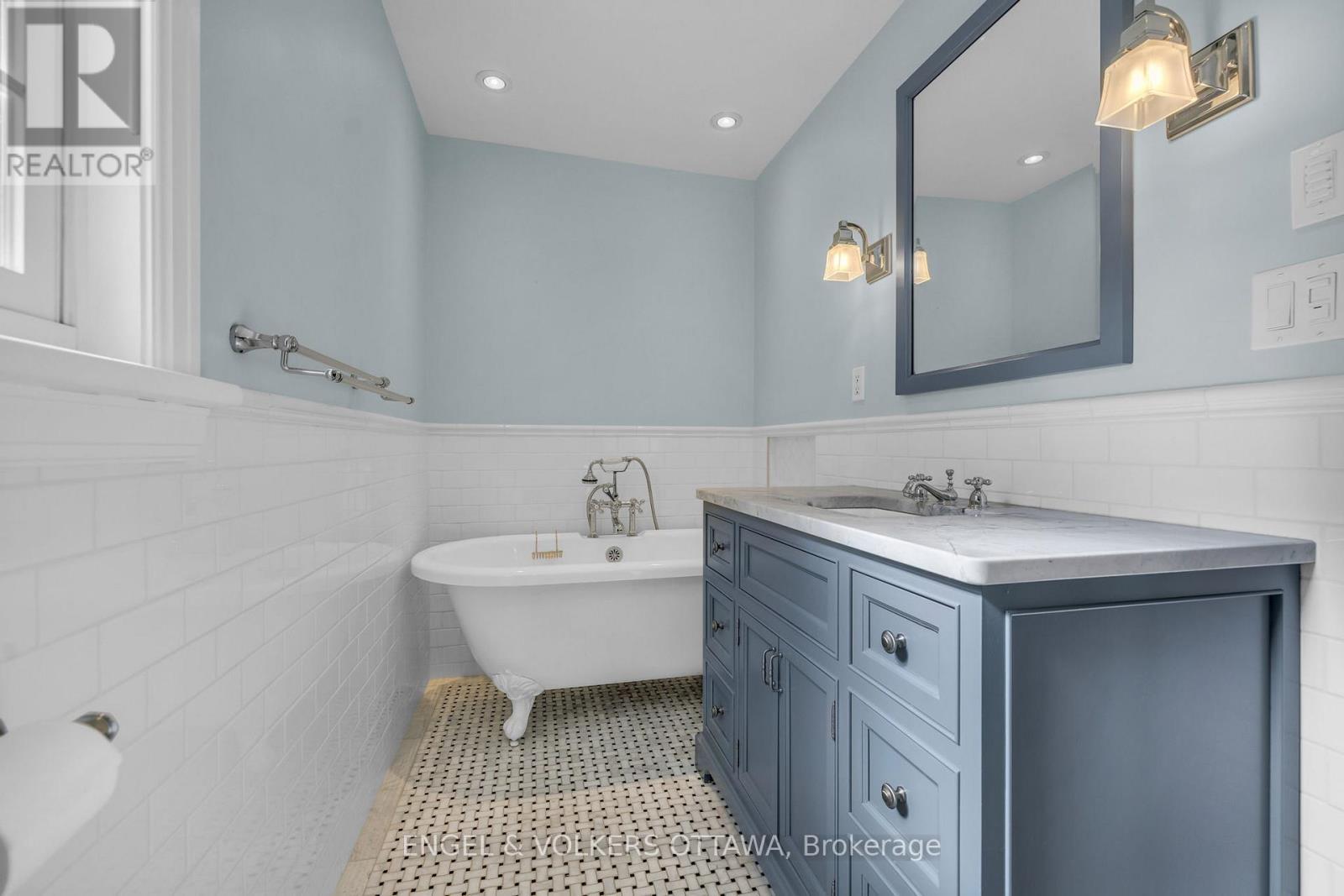 477 Golden Avenue, Ottawa, ON - Indoor Photo Showing Bathroom