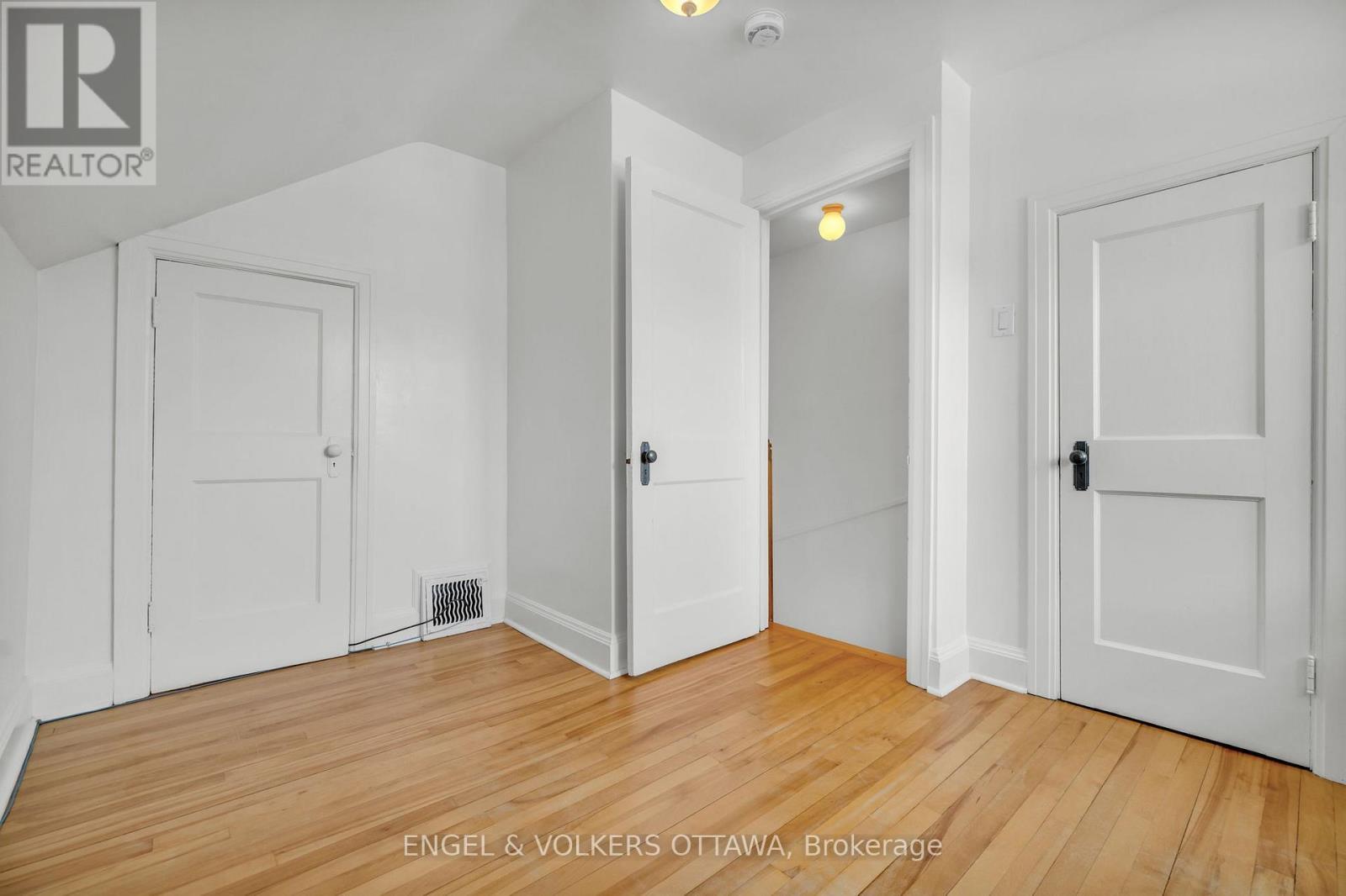 477 Golden Avenue, Ottawa, ON - Indoor Photo Showing Other Room